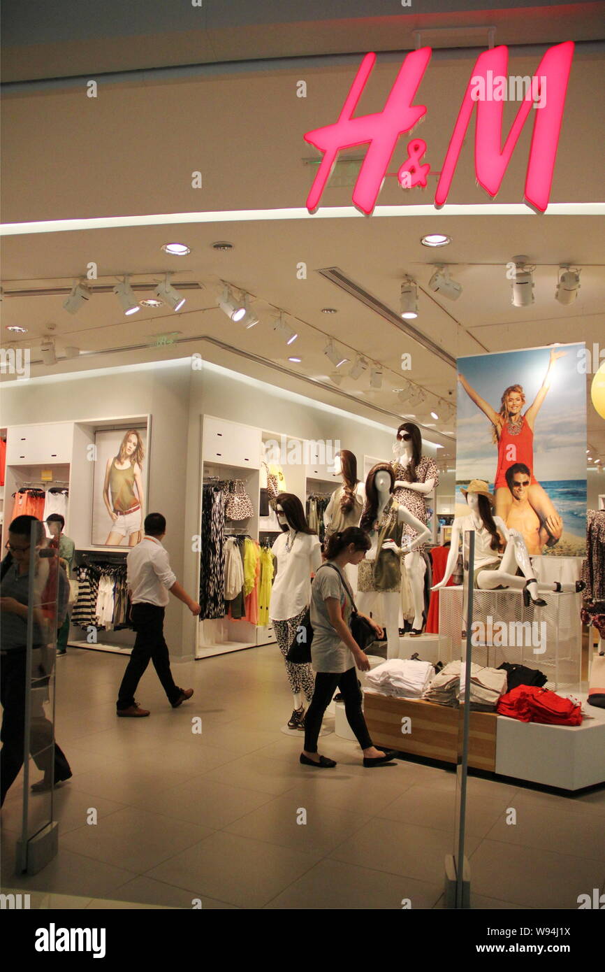 FILE--Customers are shopping at a fashion store of H&M in Guangzhou city,  south Chinas Guangdong province, 17 May 2013. Swedish fashion giant H&M  Stock Photo - Alamy