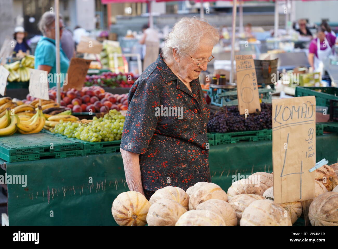 Old lady in market buying hi-res stock photography and images - Alamy