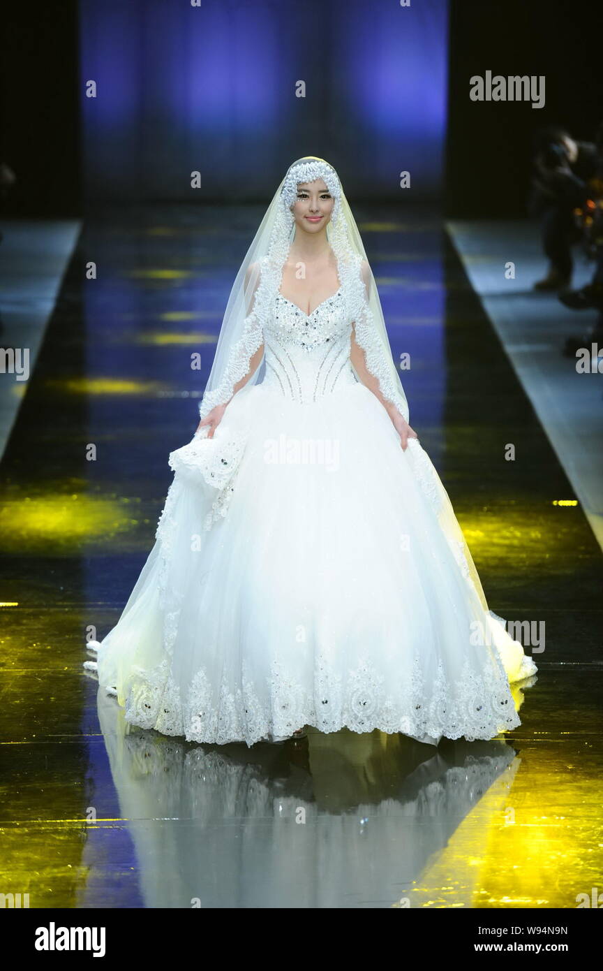 Chinese model Zhai Ling displays a new creation by Chinese fashion designer  Mark Cheung in the Mark Alpha Oerma - Mark Cheung wedding dress fashion sh  Stock Photo - Alamy