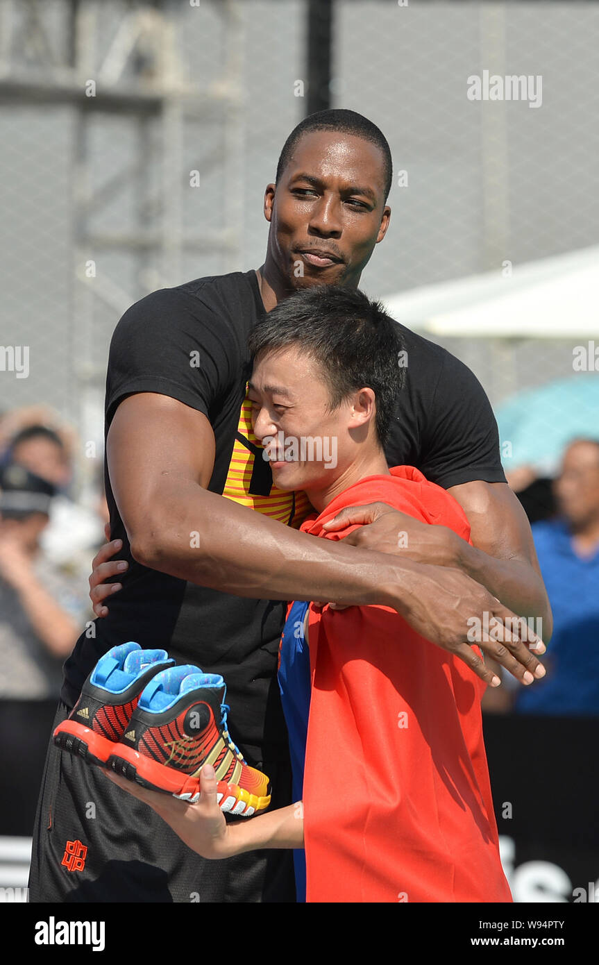 NBA star Dwight Howard of the Houston Rockets basketball left, hugs a Chinese fan during a promotional event for Nike in Chengdu, southwest Chin Stock - Alamy