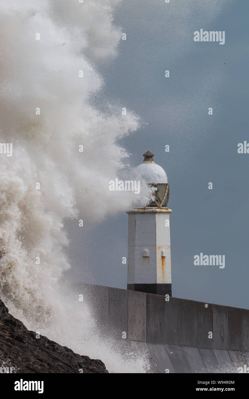 Large ocean waves and breaking waves on the Welsh coastline (Porthcawl, Wales) Stock Photo