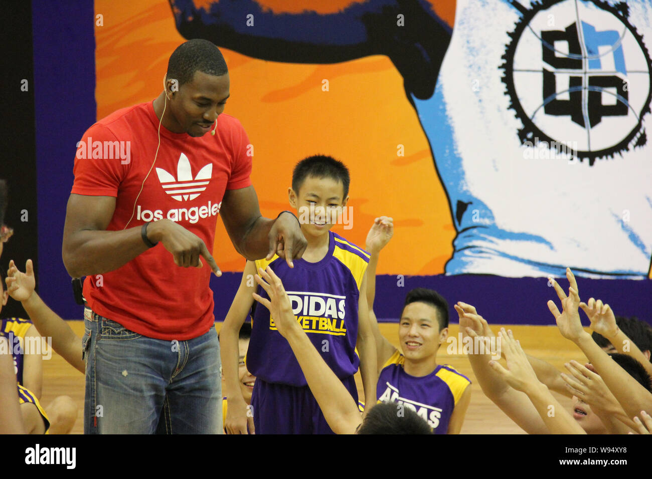 NBA superstar Dwight Howard gives a lesson to young Chinese basektball  players at Shanghai Nanyang Model High School during his China tour in  Shanghai Stock Photo - Alamy
