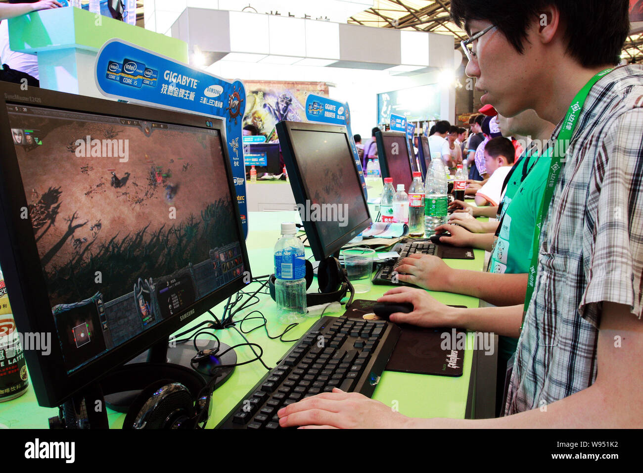 Китайские разработчики. Киберспорт в китае. Сайт китайских игр. Китайские сайты игр. Японская игра го.