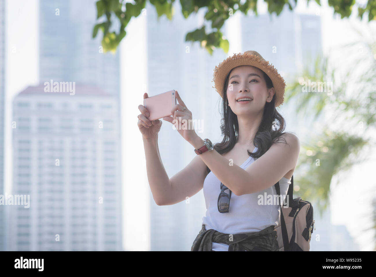 Japan girl phone hi-res stock photography and images - Page 8 - Alamy