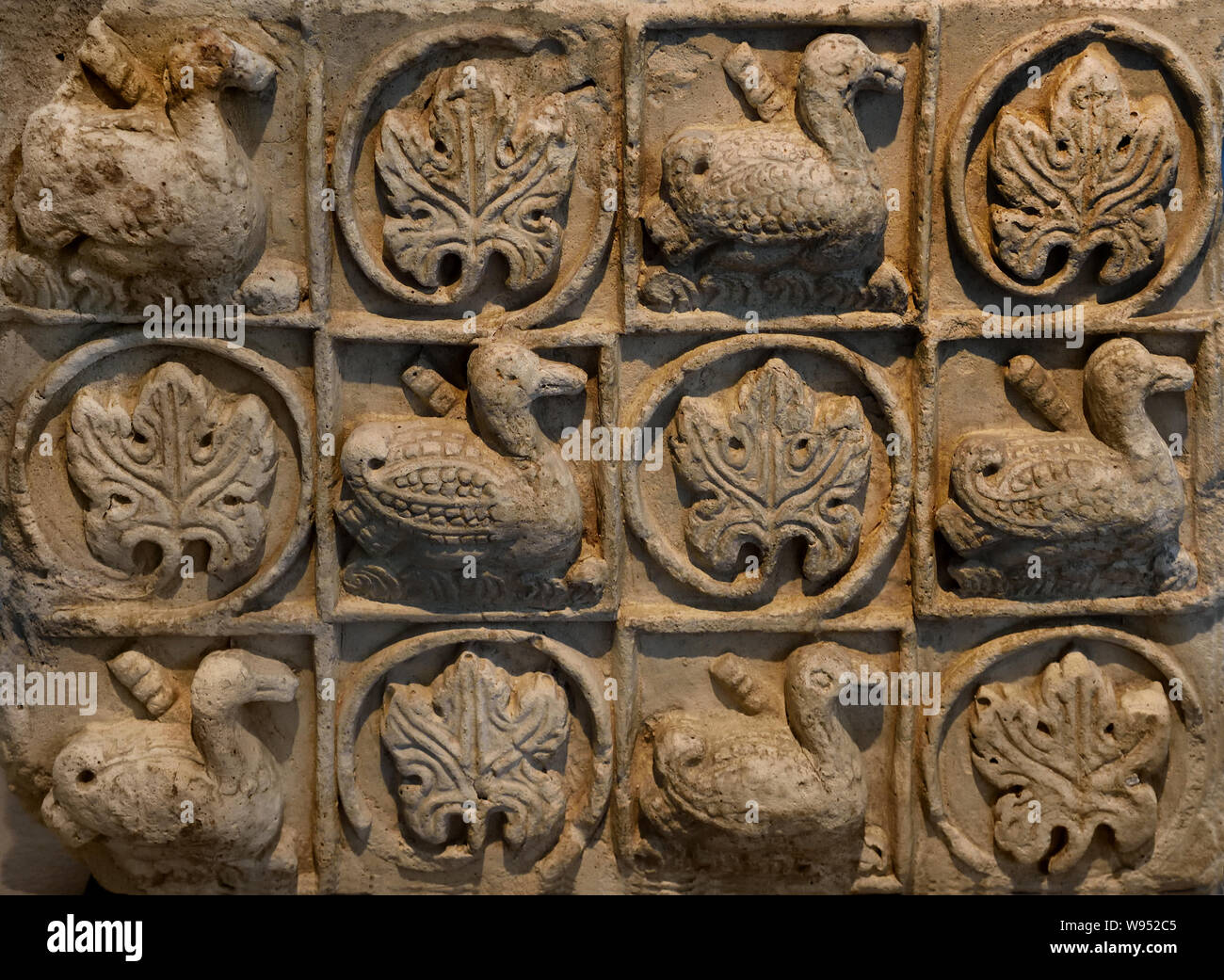 Craved birds sign end of the 7th, 1st half of the 8th century Prov. Eshaqabad (around Rayy) Iran Persie (Carved Stucco) Stock Photo