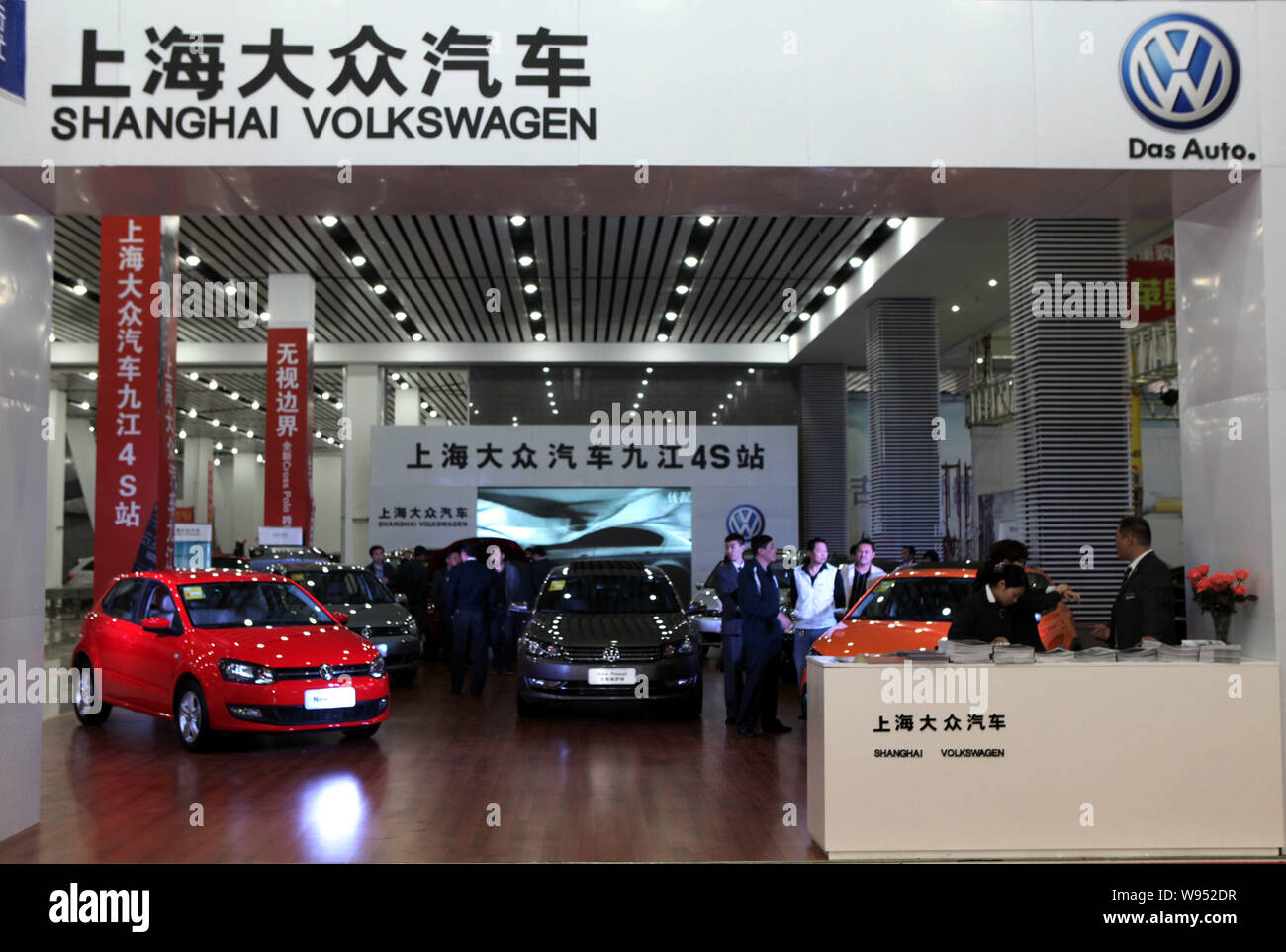 --File--Visitors are seen at the stand of VW during an auto show in Jiujiang city, southeast Chinas Jiangxi province, 14 April 2012.   Volkswagen AG s Stock Photo