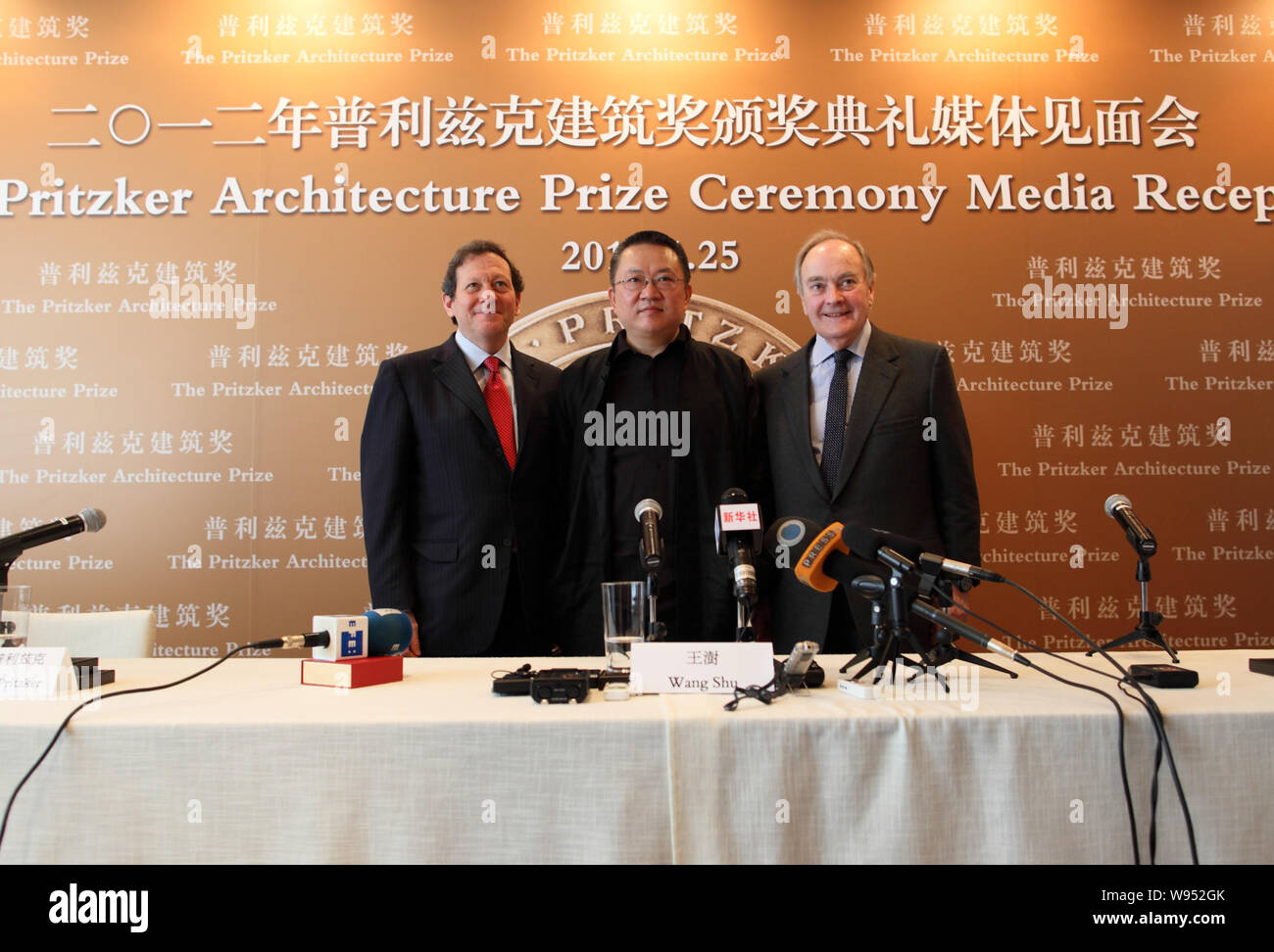 2012 Pritzker Architecture Prize winner Wang Shu (C), Palumbo (R), chairman of the jury of the Pritzker Architecture Prize, and Thomas Pritzker, Chair Stock Photo