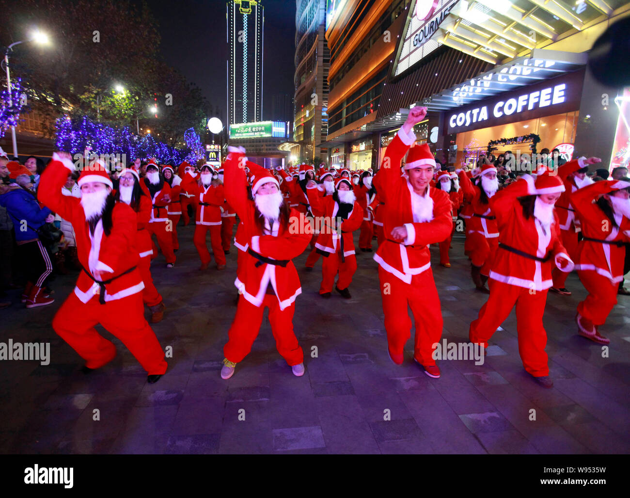 Young Chinese people dressed in Santa Claus costumes perform the Gangnam Style dance to celebrate Christmas in Wuhan city, central Chinas Hubei provin Stock Photo - Alamy
