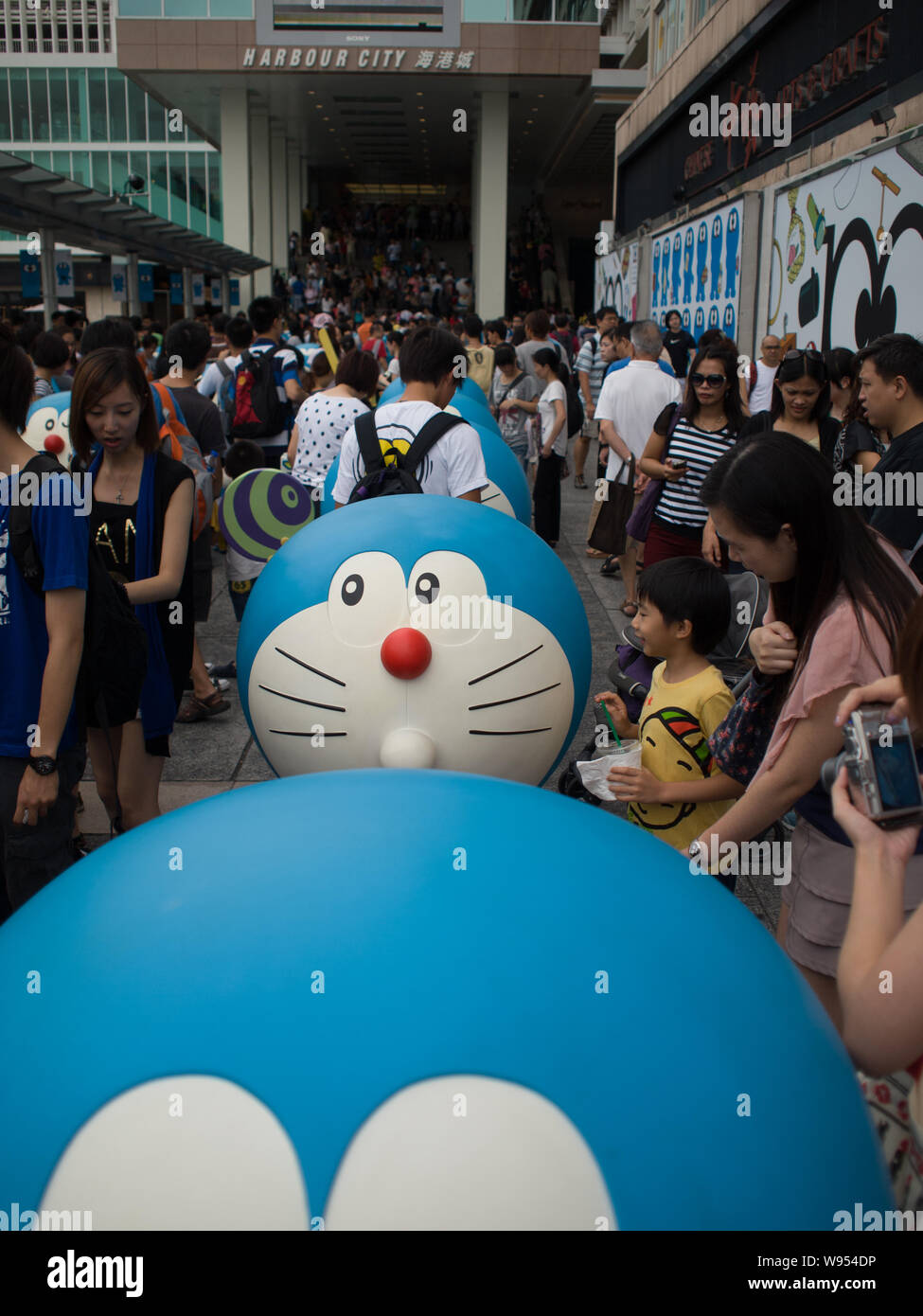 Doraemon 100 año cumpleaños countdown situado fuera del puerto en la ciudad  de Kowloon, Hong Kong, China Fotografía de stock - Alamy