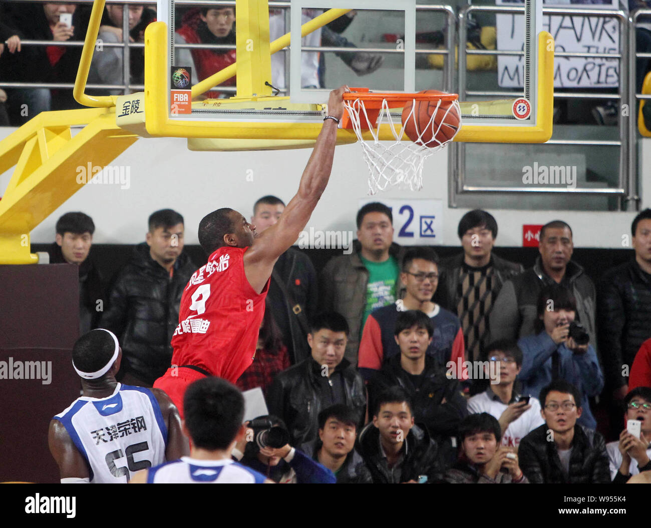 Tracy McGrady of the Qingdao Eagles, left, challenges Crawford of the  American All-Stars during a friendly basketball match in Dongying city,  east Chi Stock Photo - Alamy