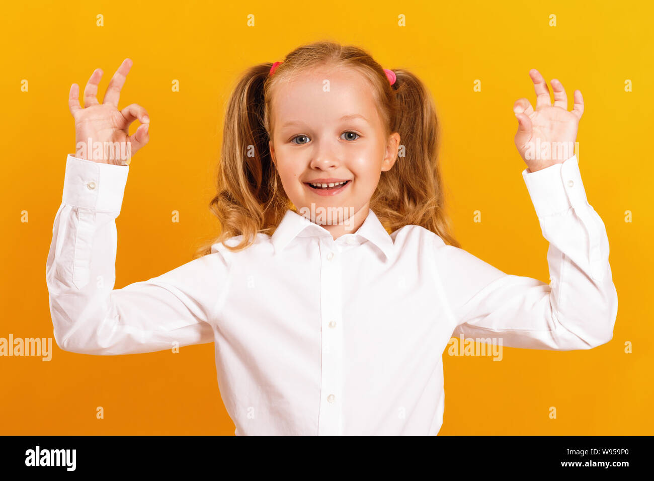 девочка 4 годика показывает пальцем. девочка показывает лайк. девушка показывает тихо. девочка руки вверх. девочка показывает палец вверх.
