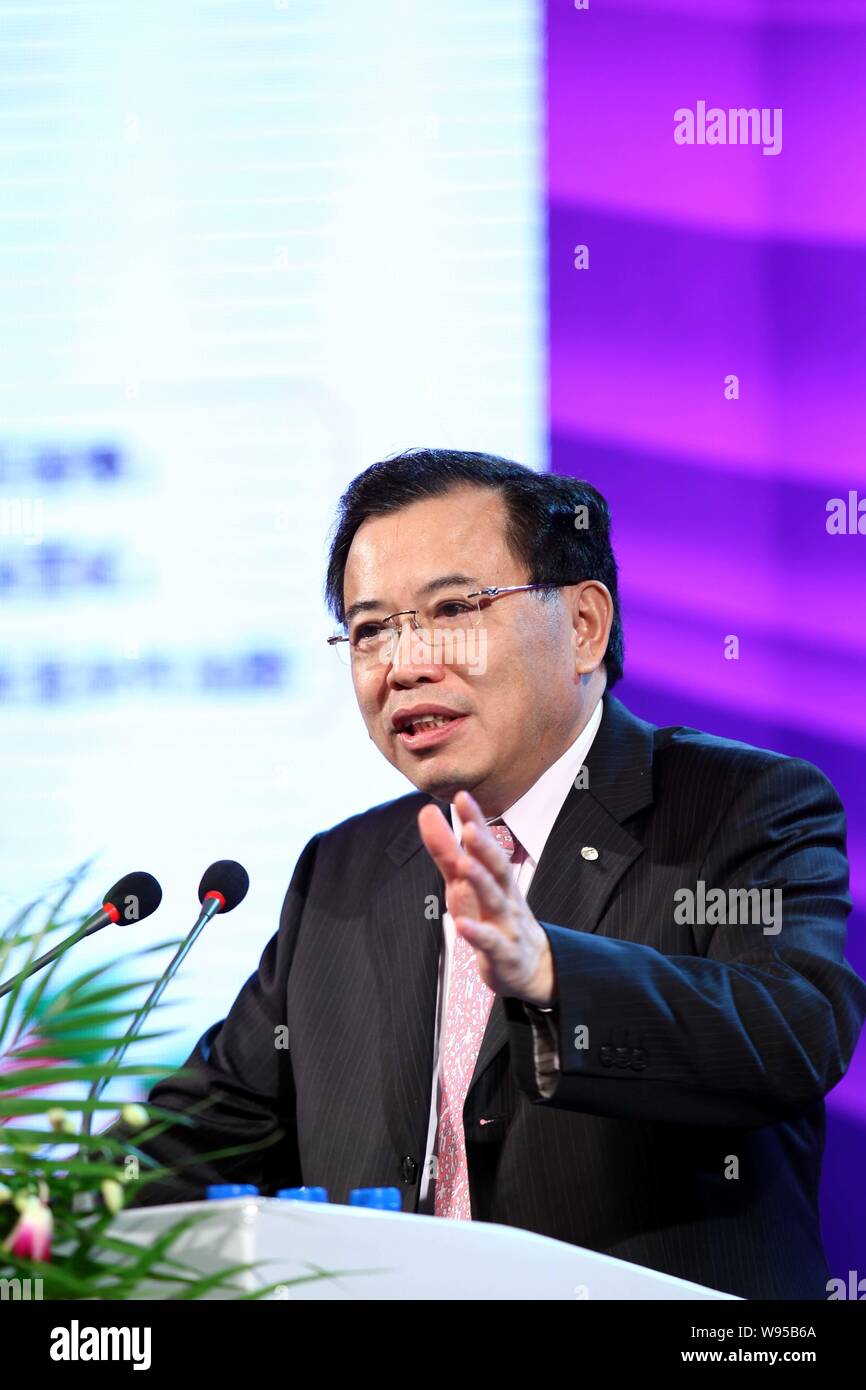 Li Dongsheng, president of TCL, speaks during the CKGSB (Cheung Kong Graduate School of Business) Summer Forum in Kunming city, southwest Chinas Yunna Stock Photo