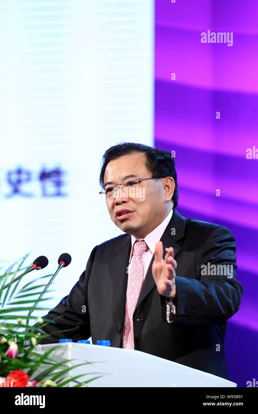 Li Dongsheng, president of TCL, speaks during the CKGSB (Cheung Kong Graduate School of Business) Summer Forum in Kunming city, southwest Chinas Yunna Stock Photo