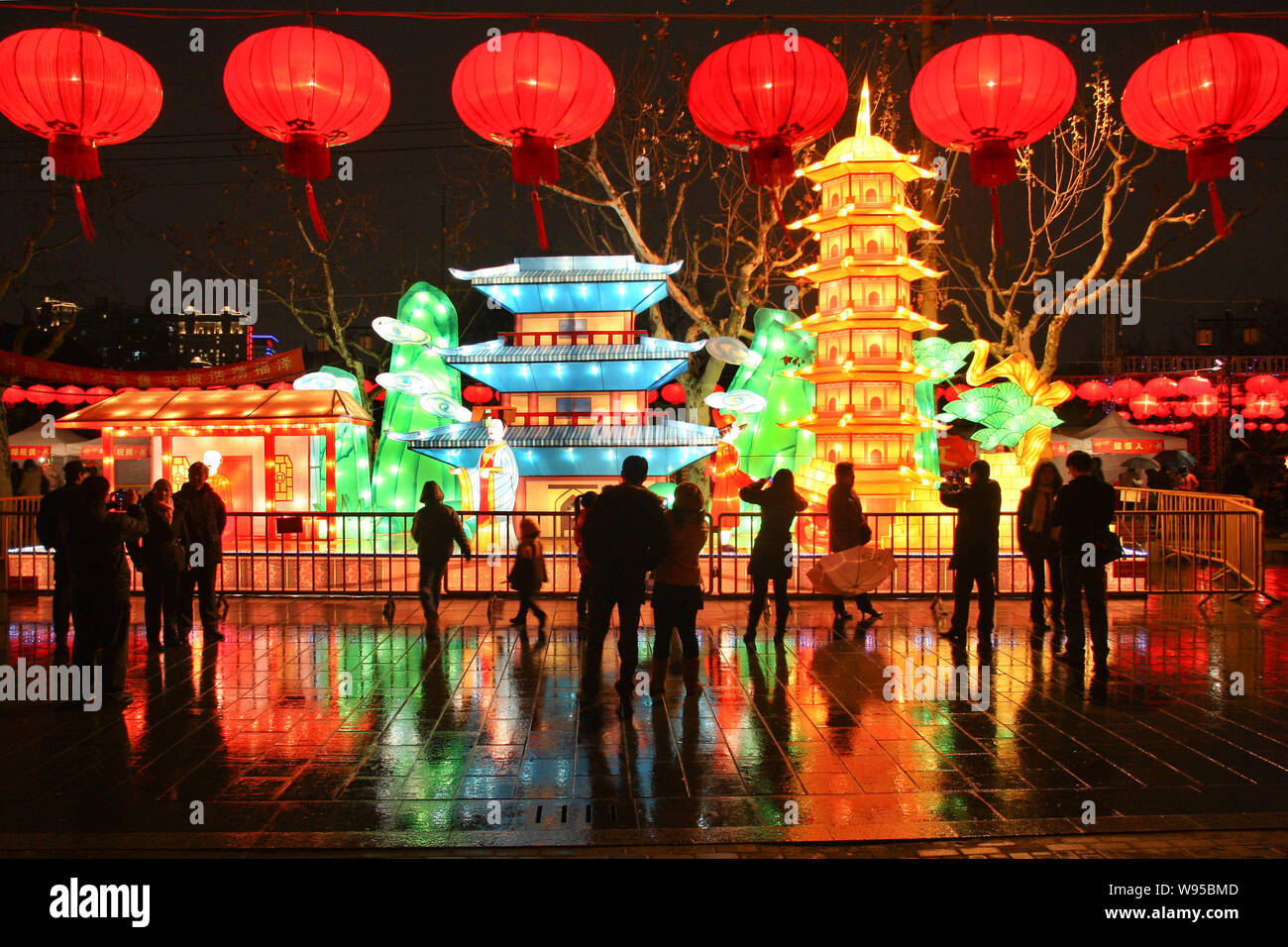 Shanghai china visitors look hi-res stock photography and images - Alamy