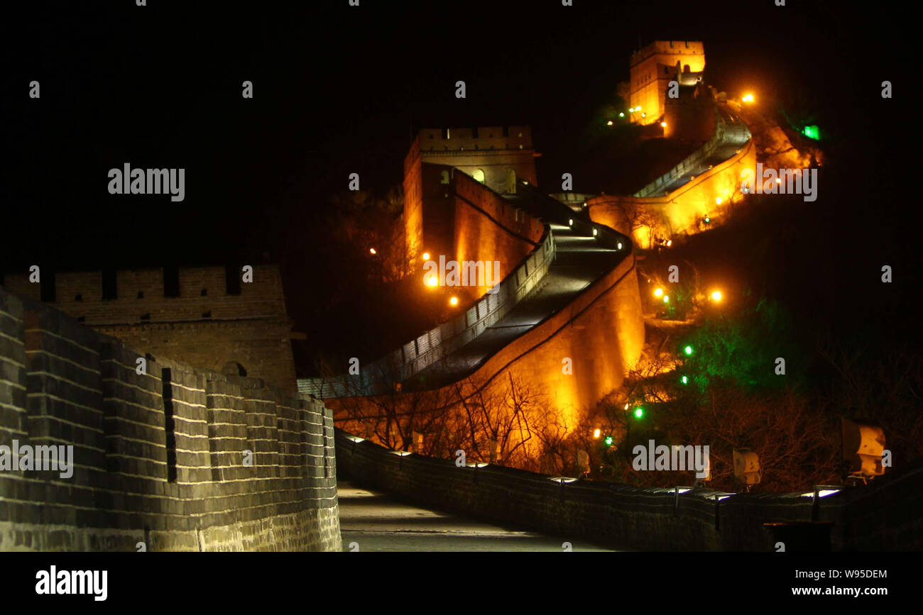 Night view of the Badaling Great Wall before the lights are turned off to mark the Earth Hour in Beijing, China, 31 March 2012.   A total of 124 Chine Stock Photo