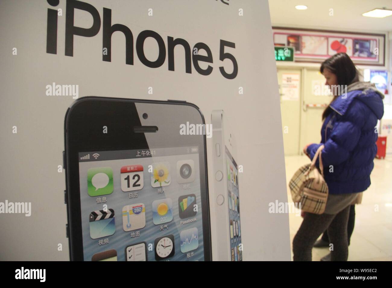 Chinese Customers Stand Next To An Advertising Poster Of The Apple Iphone 5 Smartphone At A Store In Zhengzhou City Central Chinas Henan Province 12 Stock Photo Alamy