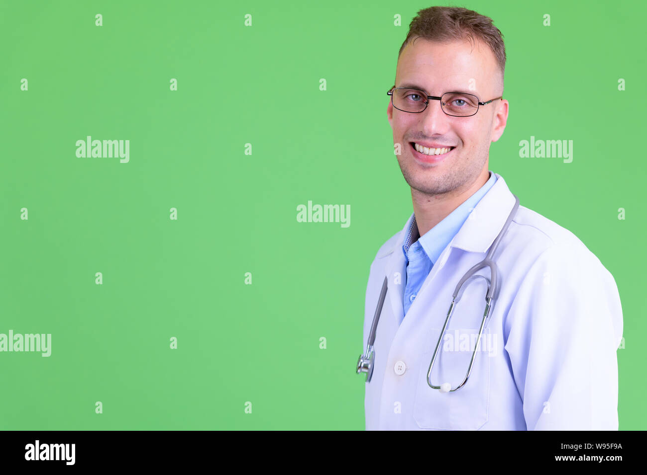 Male doctor looking green screen hi-res stock photography and images ...