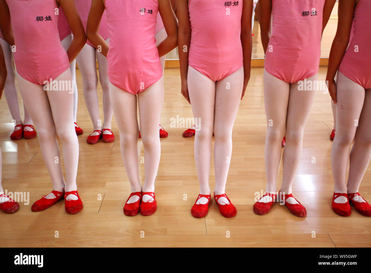 China line dancing hires stock photography and images Alamy