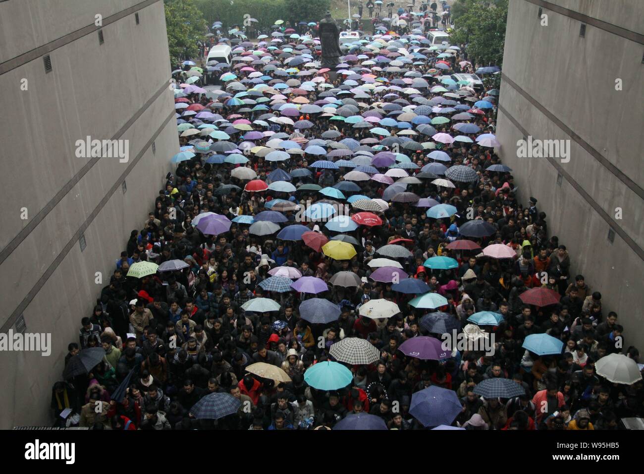 Crowds of Chinese examinees swarm into a teaching building to take part ...