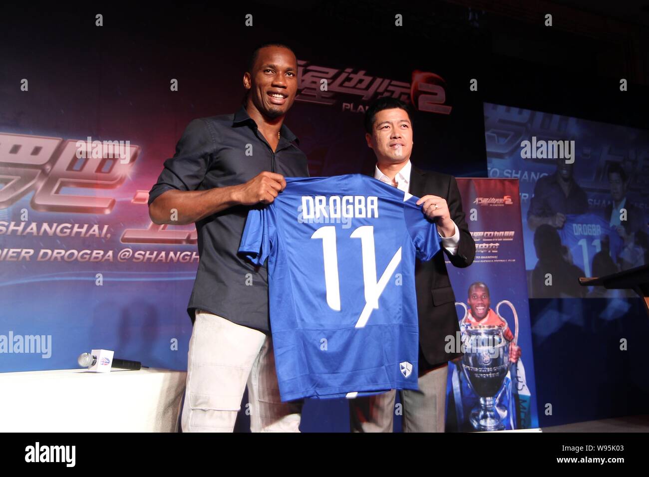 Former Chelsea midfielder Didier Drogba, left, holds his Shanghai Shenhua  FC jersey with Zhou Jun, Chairman of Shanghai Shenhua, during a press  confer Stock Photo - Alamy