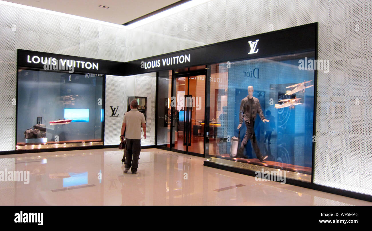 File--Customers walk into an LV boutique in Shenzhen, China, 14 June 2011.  French luxury brand Louis Vuitton is probing a customers complaint that  Stock Photo - Alamy