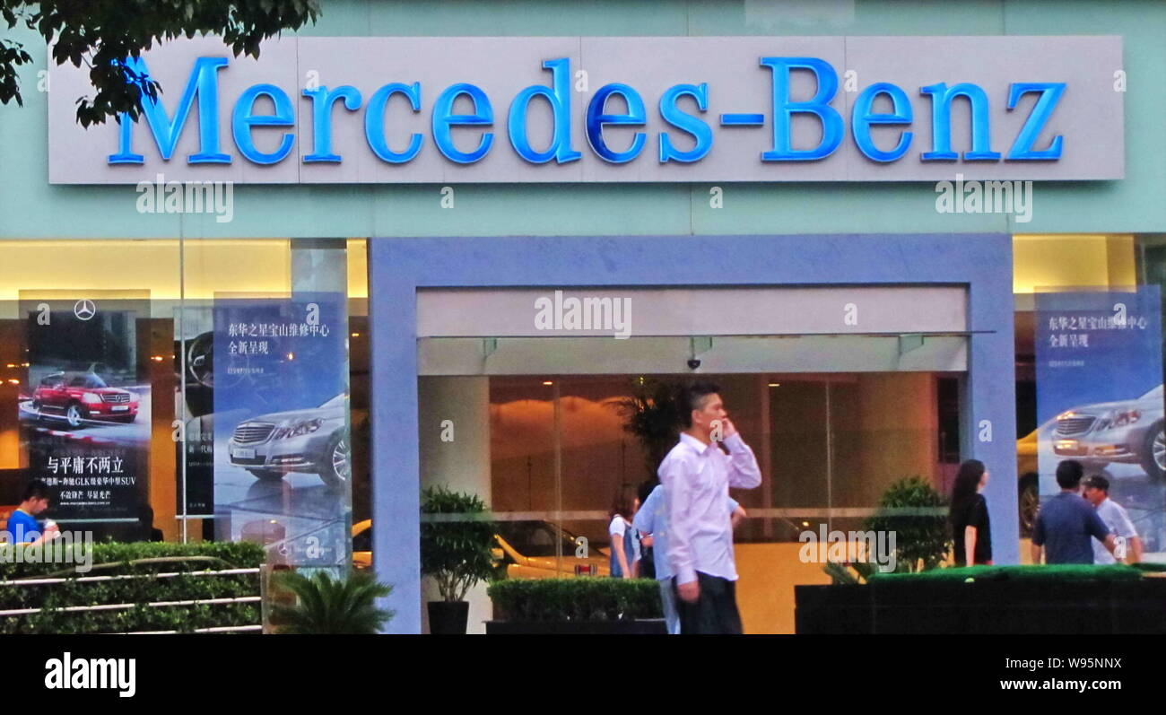 --File--Pedestrians walk past a Mercedes-Benz store in Shanghai, China, 4 August 2011.   After opening its first Chinese factory in 2006, Mercedes cha Stock Photo