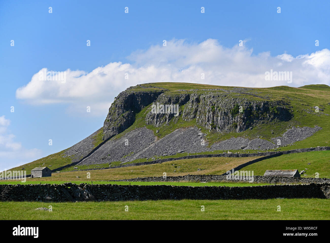 Robin Proctor's Scar, Norber. Austwick, Yorkshire Dales National Park, Craven, North Yorkshire, England, United Kingdom, Europe. Stock Photo