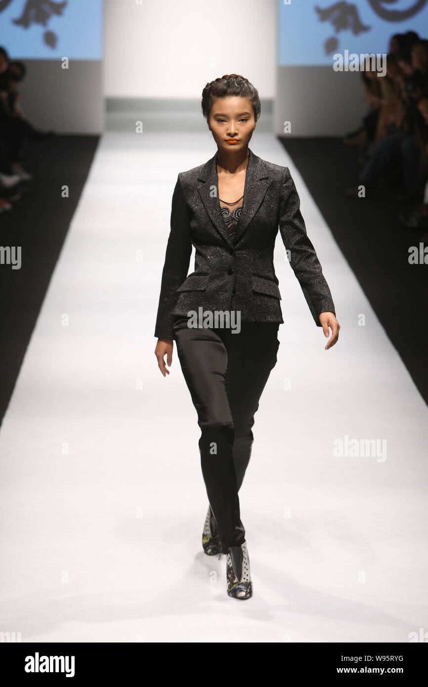 A model presents a creation from the LeBo Couture autumn/winter collection  during the Shanghai Fashion Week in Shanghai, China, 14 April 2012 Stock  Photo - Alamy