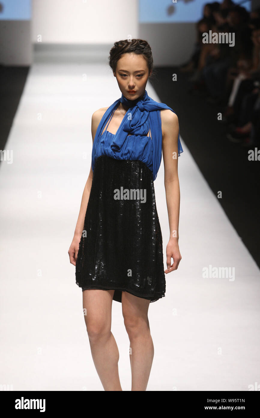 A model presents a creation from the LeBo Couture autumn/winter collection  during the Shanghai Fashion Week in Shanghai, China, 14 April 2012 Stock  Photo - Alamy