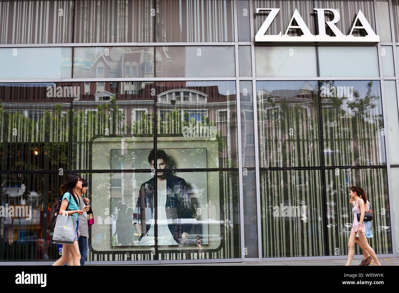 --File--Pedestrians walk past a Zara store in Shanghai, China, 20 July 2011.   Spanish firm Inditex, the worlds biggest clothes retailer, reported a 1 Stock Photo