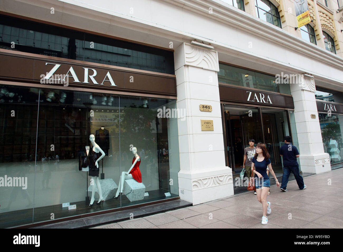 FILE--Pedestrians walk past a Zara store in Shanghai, China, 9 August 2012.  Some of the worlds leading fashion retailers have come under fire afte  Stock Photo - Alamy