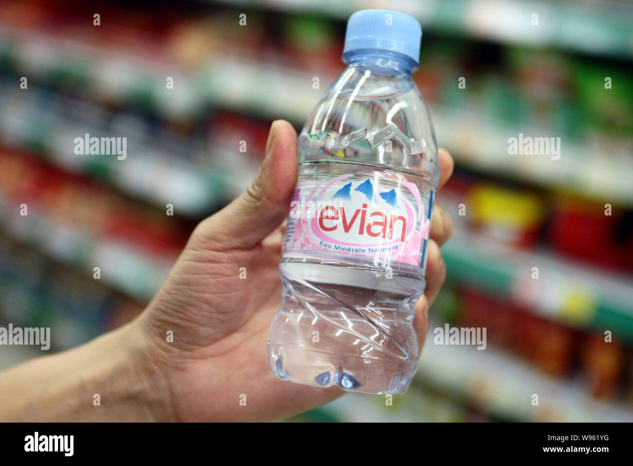 bottle of water in french