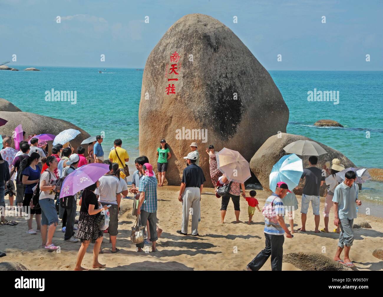--File--Tourists have fun by the seaside in Sanya, south Chinas Hainan ...