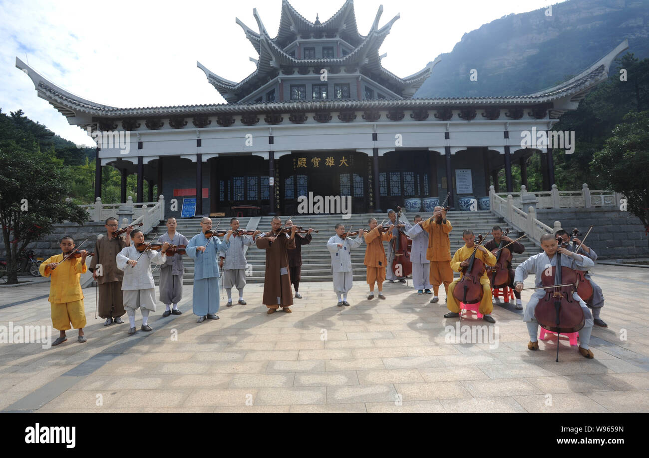 Chinese buddhist monks hi-res stock photography and images - Alamy