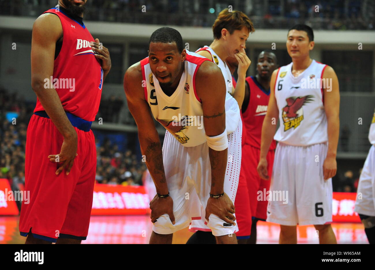 Tracy McGrady of the Qingdao Eagles, second left, rests during a friendly  basketball match against the American All-Stars in Qingdao city, east  Chinas Stock Photo - Alamy