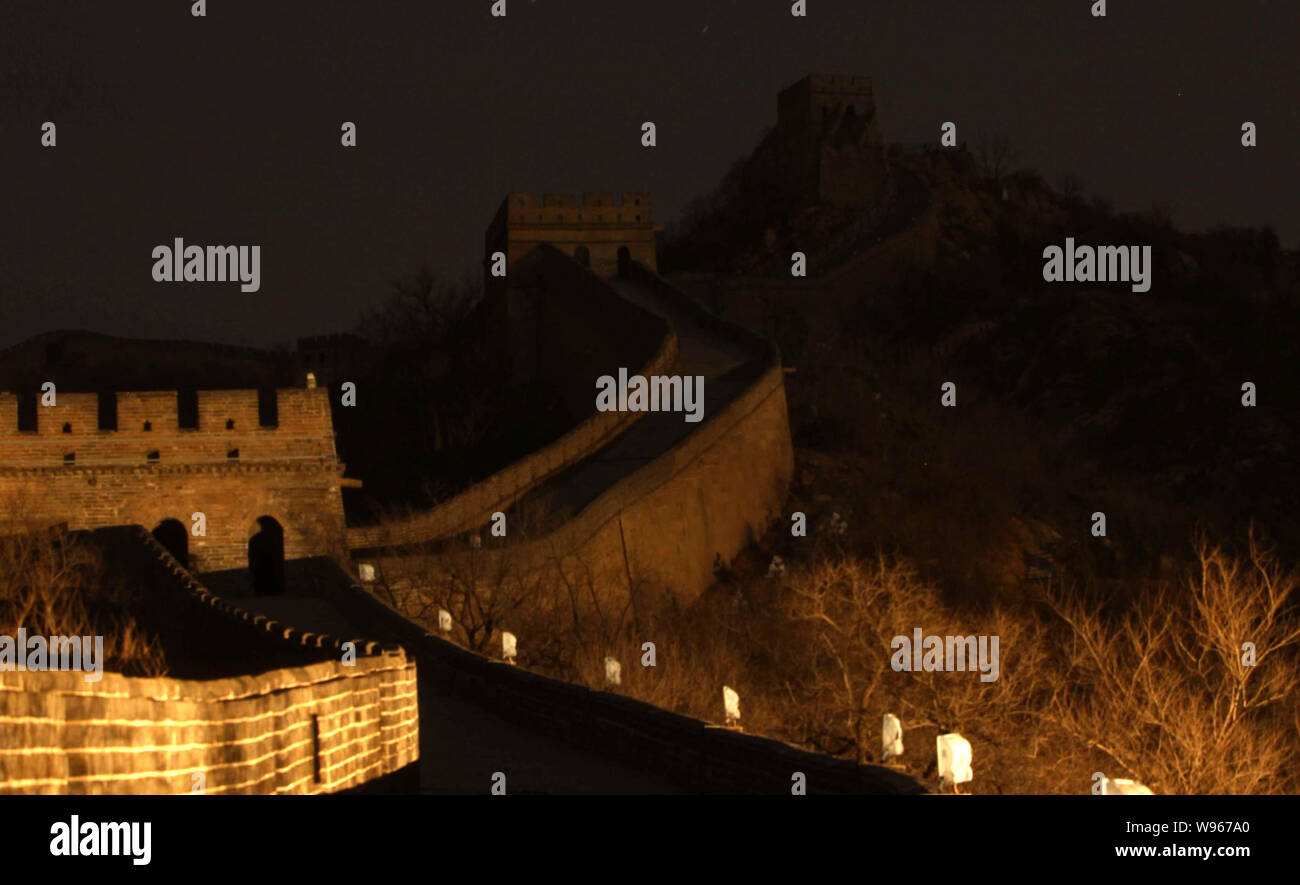 Night view of the Badaling Great Wall after the lights were turned off to mark the Earth Hour in Beijing, China, 31 March 2012.   A total of 124 Chine Stock Photo
