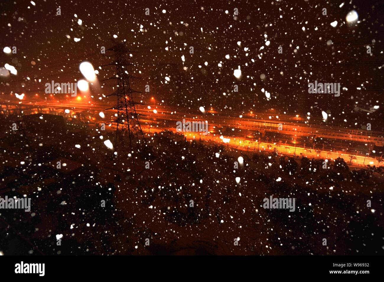 Night view of heavy snow in Beijing, China, 4 November 2012.   Snow and rain battered parts of Beijing over the weekend, causing transport chaos in th Stock Photo