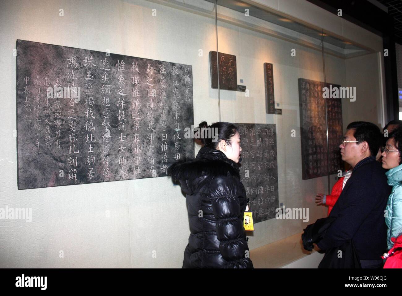A guide introduces stone tablets to visitors at Baiheliang underwater museum in Chongqing, China, 12 March 2012.   Baiheliang, an ancient hydrological Stock Photo