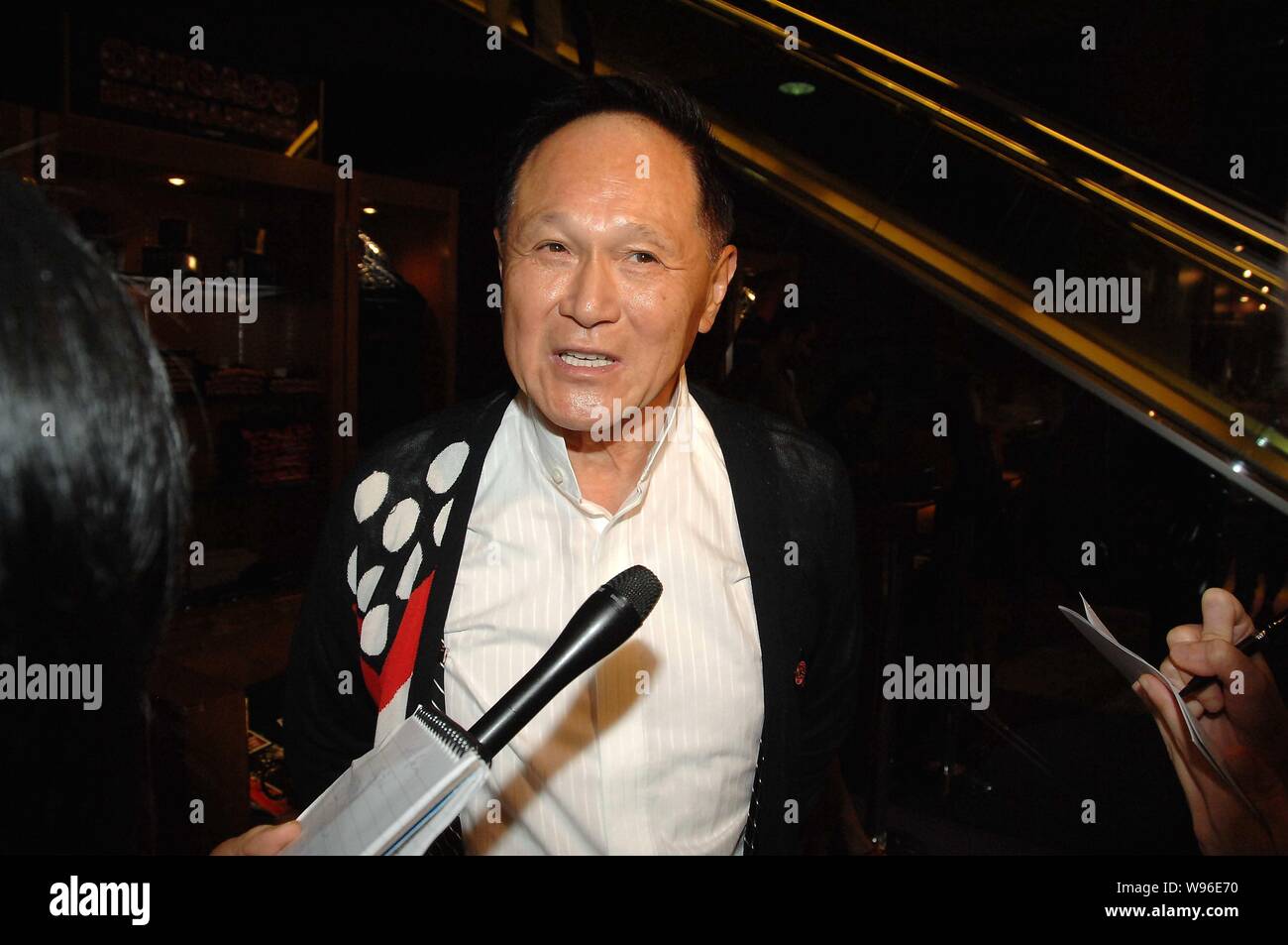 FILE--Hong Kong billionaire property and shipping tycoon Cecil Chao Sze- tsung is interviewed as he arrives for the music drama, CHICAGO, in Hong  Kon Stock Photo - Alamy