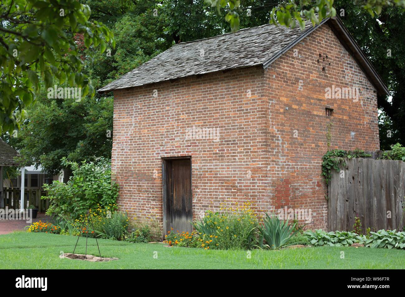 Historic brick building behind Headquarters House in Fayetteville, Arkansas, USA. Stock Photo