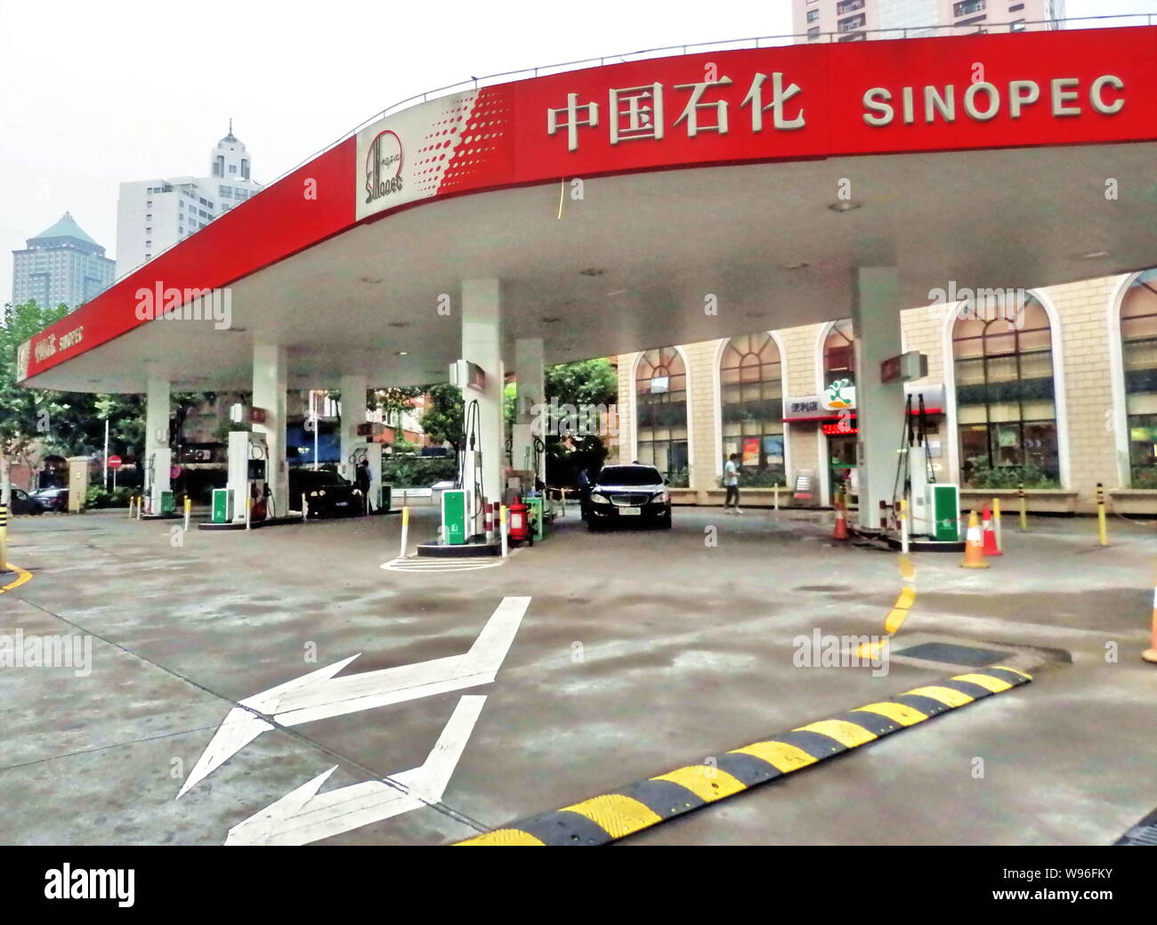 --File--View of a gas station of Sinopec in Shanghai, China, 17 August 2011.   Sinopec Group, Asias largest oil refiner and the parent of Sinopec Corp Stock Photo