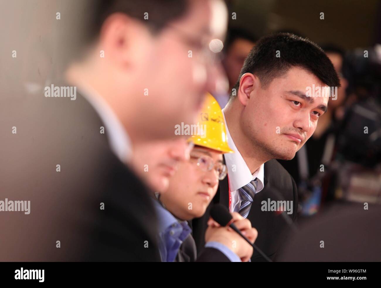 Retired Chinese basketball player Yao Ming (R) is pictured during the BFA Young Leaders Roundtable 2012 in Qionghai, south Chinas Hainan province, 1 A Stock Photo