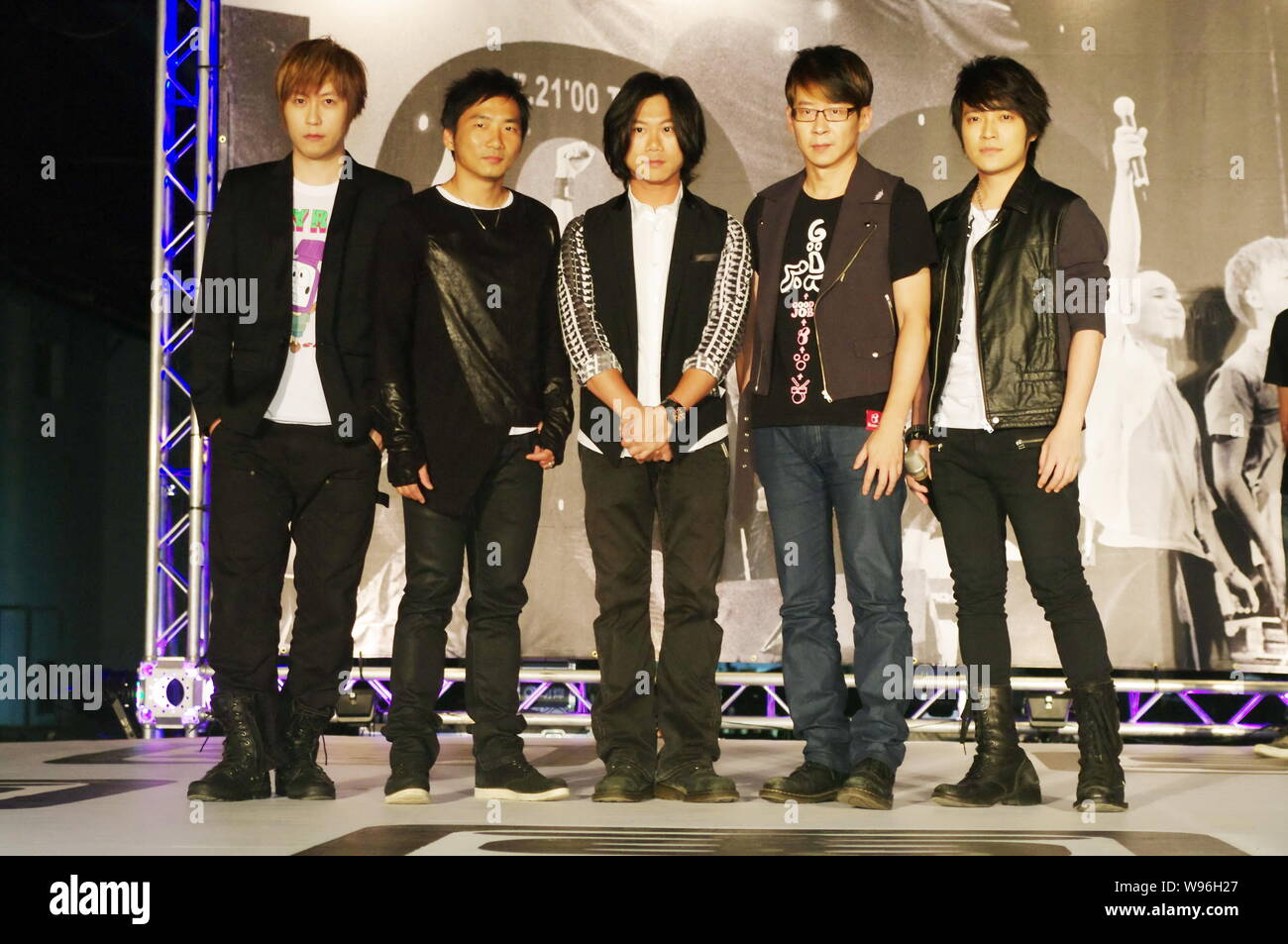 Taiwanese pop band Mayday speak at the press conference for the upcoming  concert, Supper Slipper, accompanied by other Taiwanese pop bands in Taipei  Stock Photo - Alamy