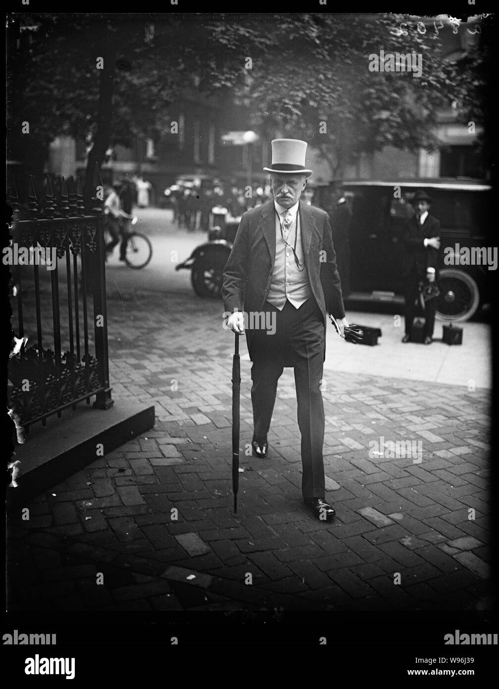 Ambassador Sir Esme Howard arriving at wedding of Miss Mary Wallace, daughter of the gi and Mrs. Wallace, and Dr. Chas. Buggmann, 1st Secy. of the Swiss Legation in Paris Stock Photo