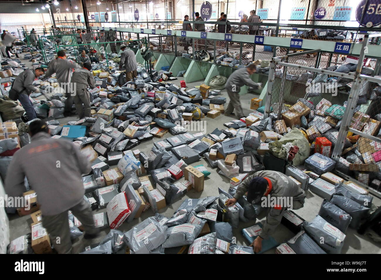 Сортировочный центр посылок. Покинуло сортировочный центр москва. Бардак на складе. Как закрыть зависшую программу. Сортировочный центр мытищи почта.