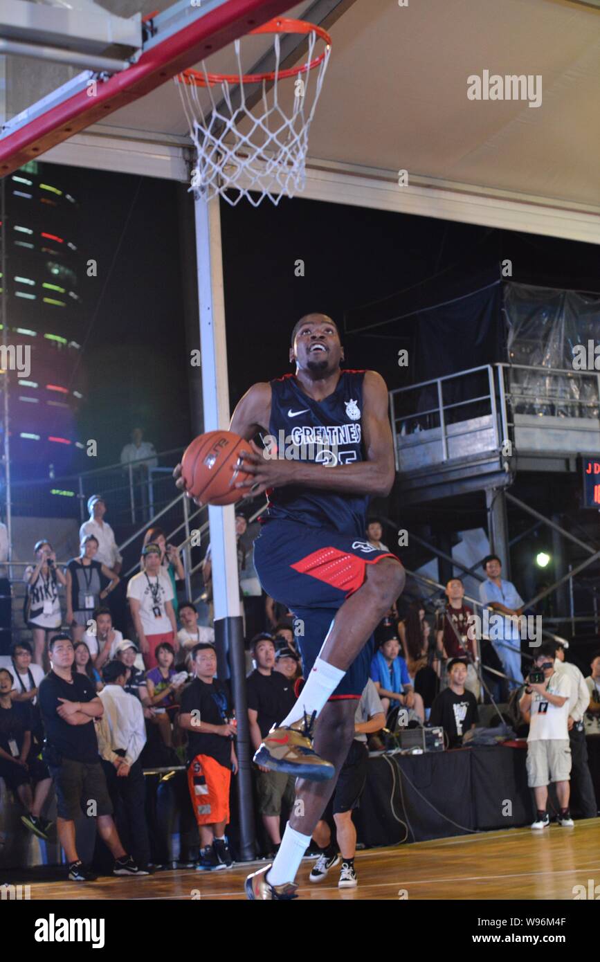 NBA star Kevin Durant of Oklahoma City Thunder dunks at an all-star  basketball game for the Nike Festival of Sports during his China tour in  Shanghai Stock Photo - Alamy