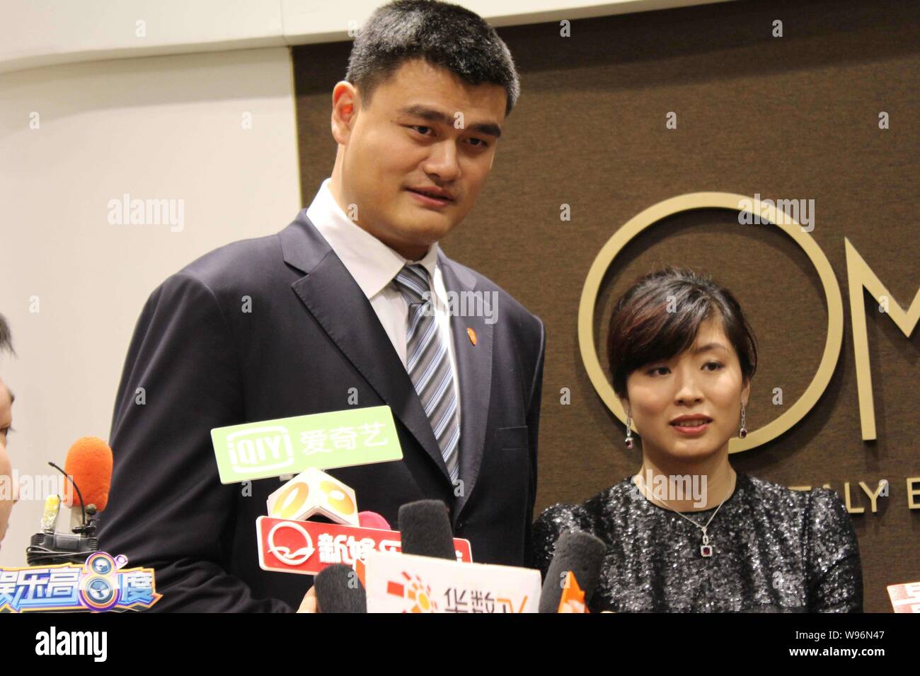 yao ming next to wife