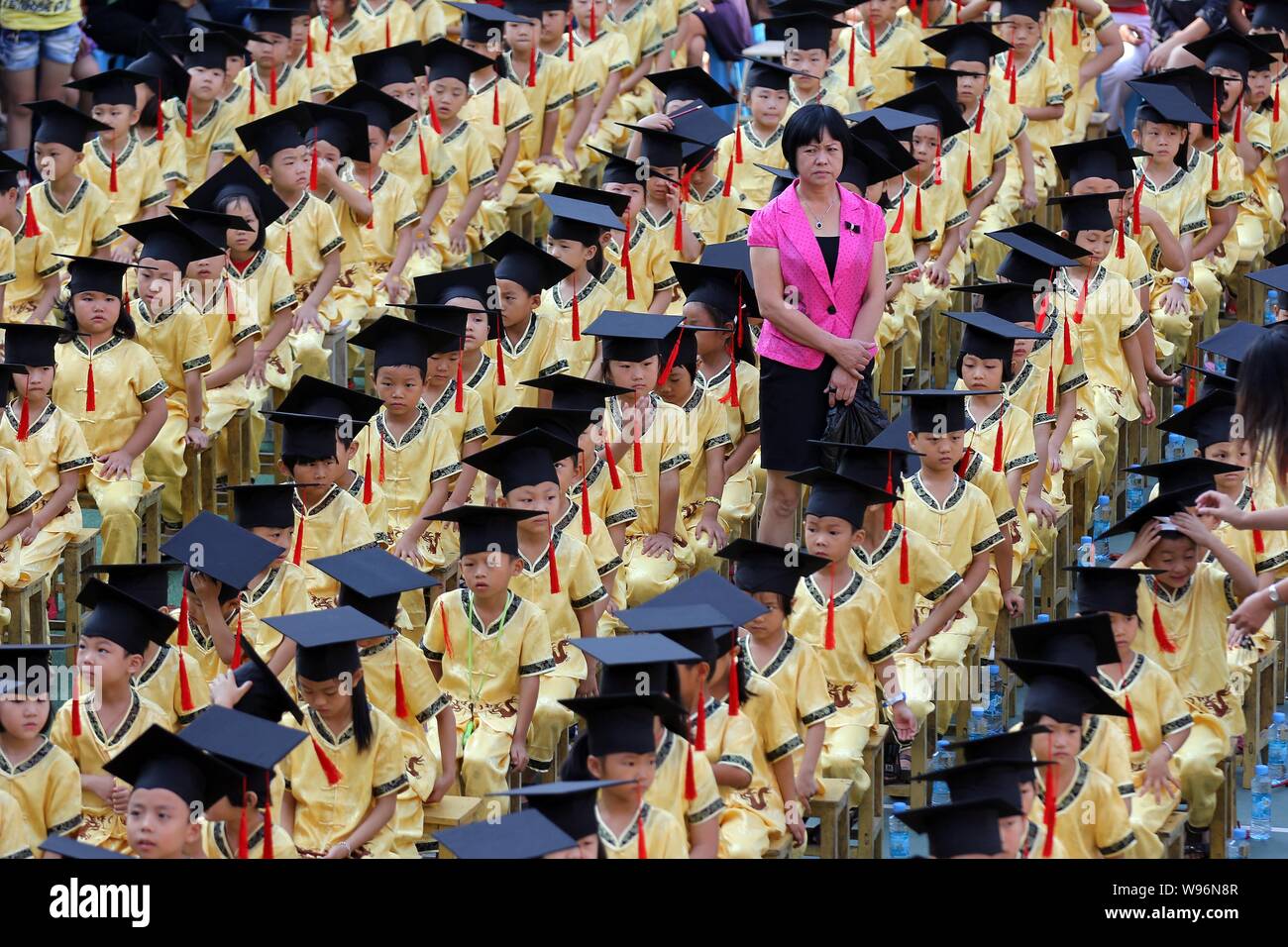 Какое обучение в китае. Люйе университет в китае. Китайские выпускники. Китайские вузы. Какое обучение в китае.