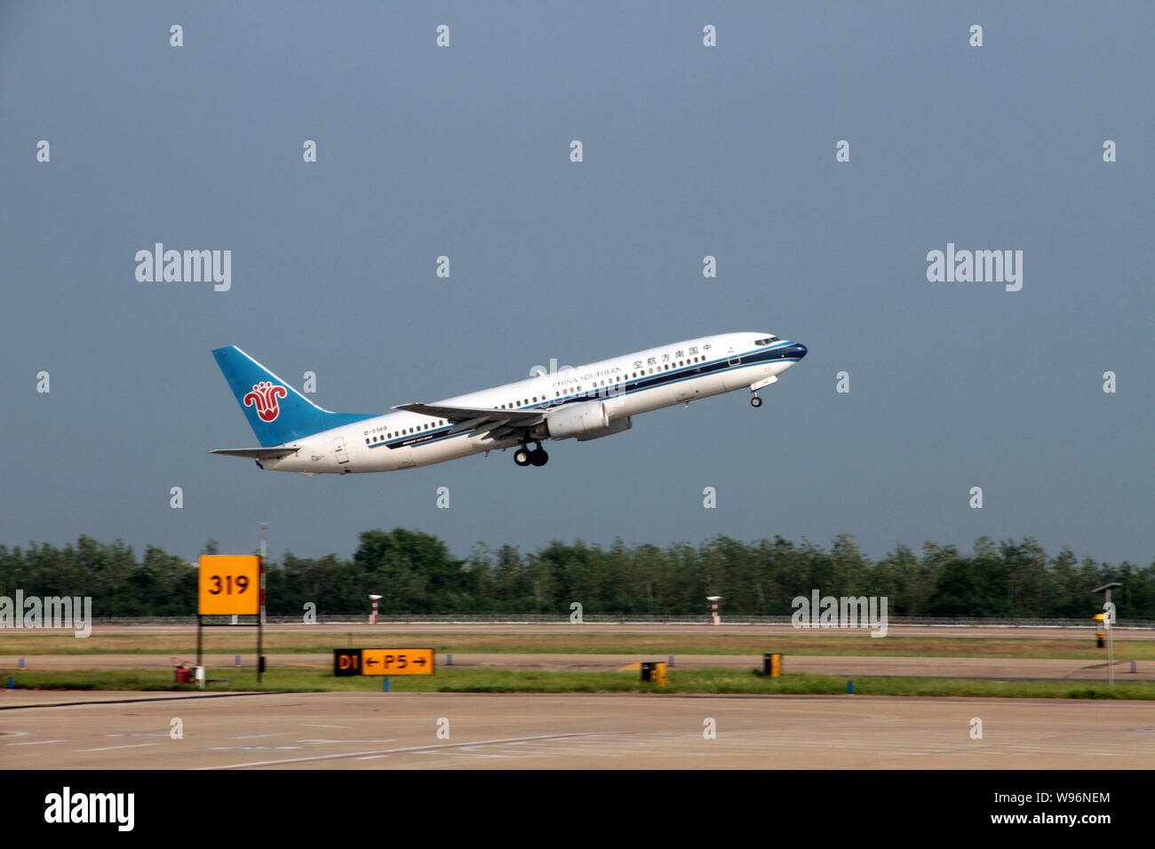 --FILE--A Boeing 737-400 jet plane of China Southern Airlines takes off at Wuhan Tianhe International Airport in Wuhan city, central Chinas Hubei prov Stock Photo