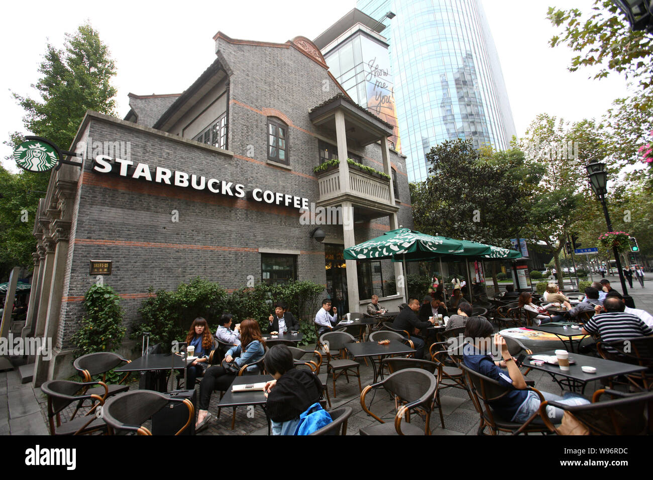 Starbucks coffee hi-res stock photography and images - Alamy